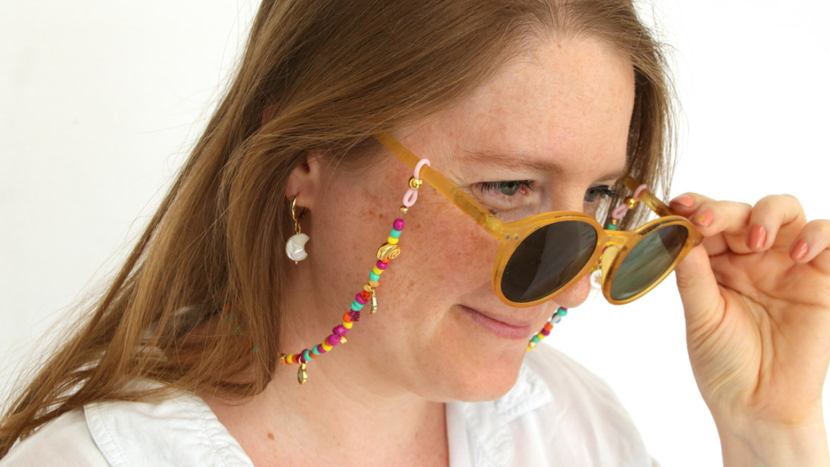 Esquema DIY Cordón para gafas con cuentas de colores o negras y doradas