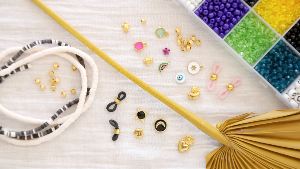 DIY Cordón para gafas con cuentas de colores o negras y doradas : Paso 1