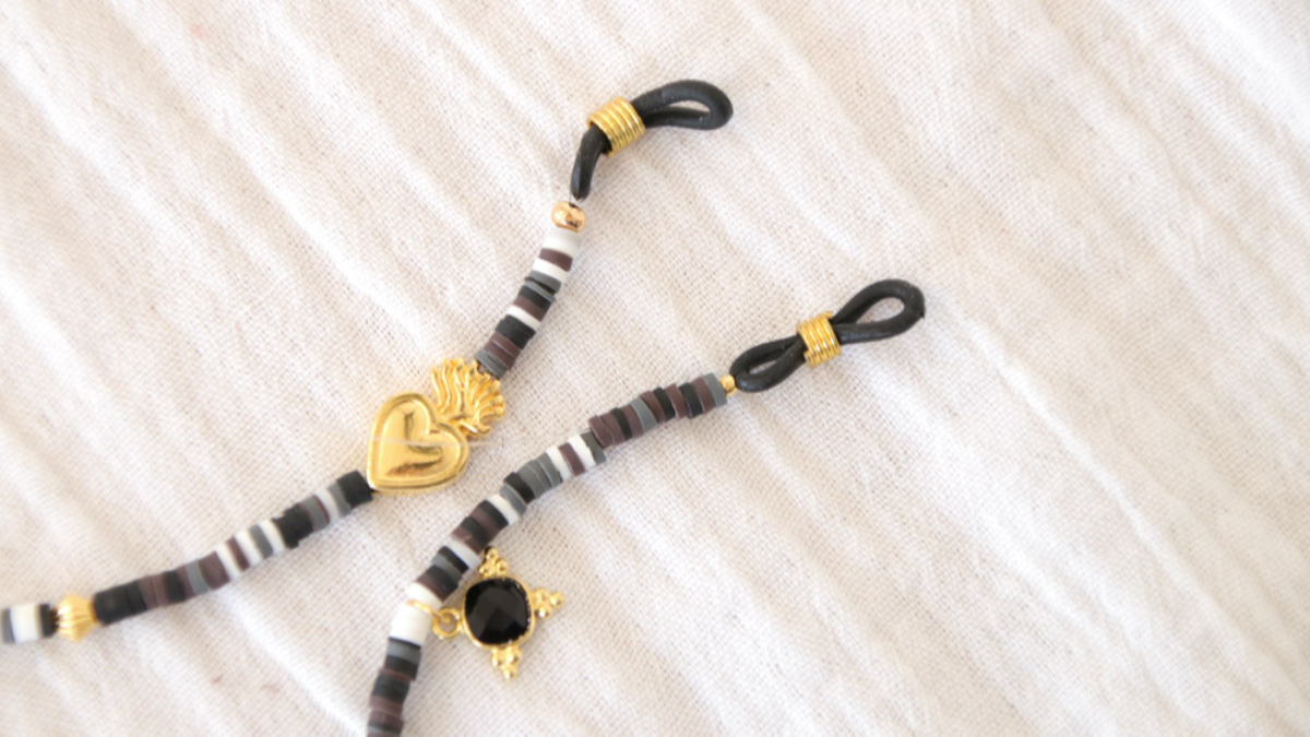 DIY Cordón para gafas con cuentas de colores o negras y doradas : Paso 2
