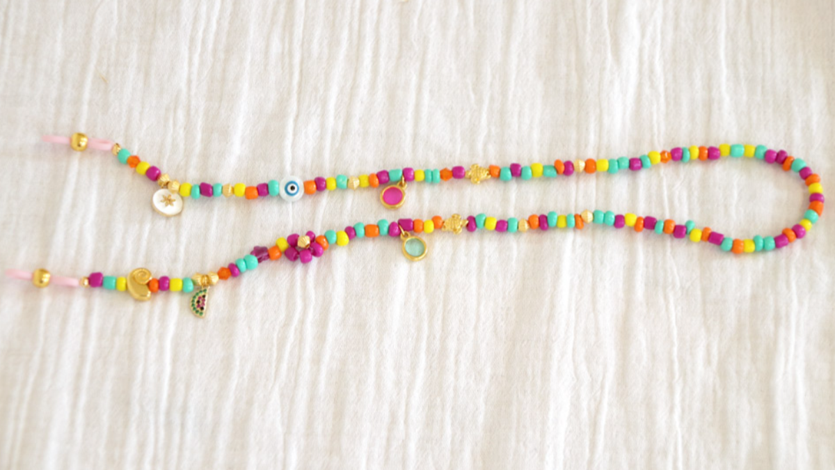 DIY Cordón para gafas con cuentas de colores o negras y doradas : Paso 4