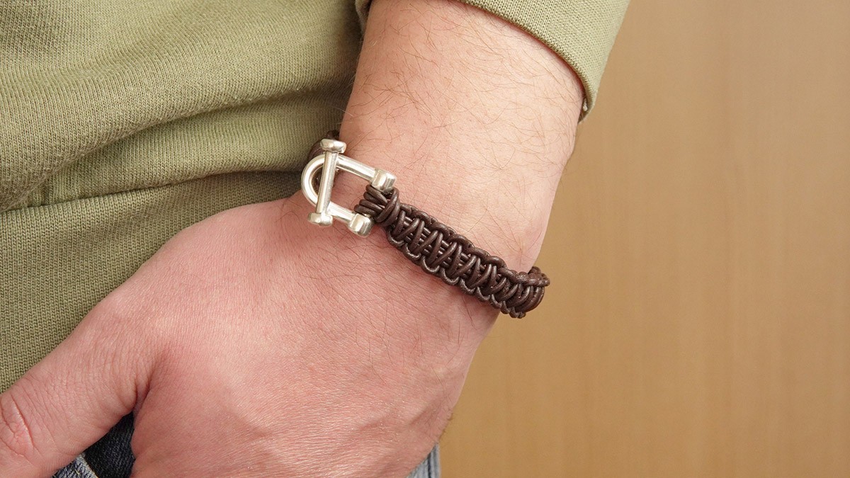 Pulsera de macramé para hombre con cordón de cuero y cierre de manila