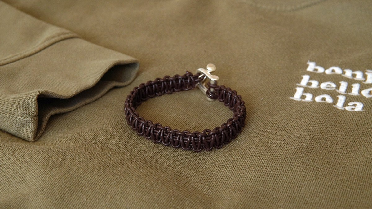 Esquema Pulsera de macramé para hombre con cordón de cuero y cierre de manila