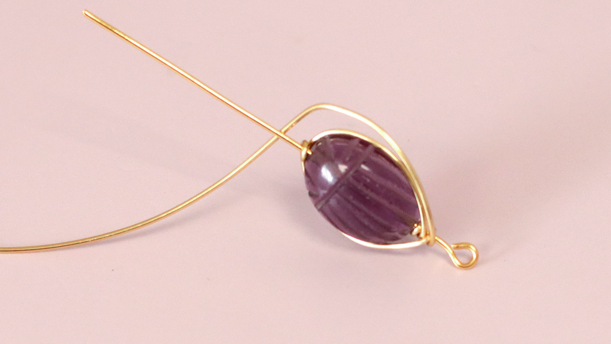 Pulsera de piedras preciosas con alambre de escarabajo de amatista : Paso 3