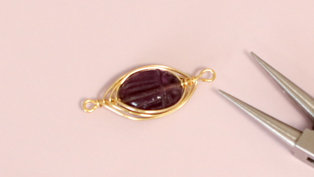 Pulsera de piedras preciosas con alambre de escarabajo de amatista : Paso 5