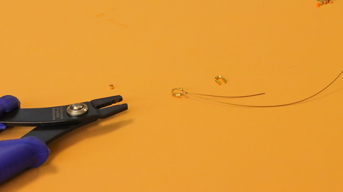 Collar gargantilla con cuentas Delicas de Miyuki y cuentas de cristal de agujero grande y piedras preciosas de imitación : Paso 4