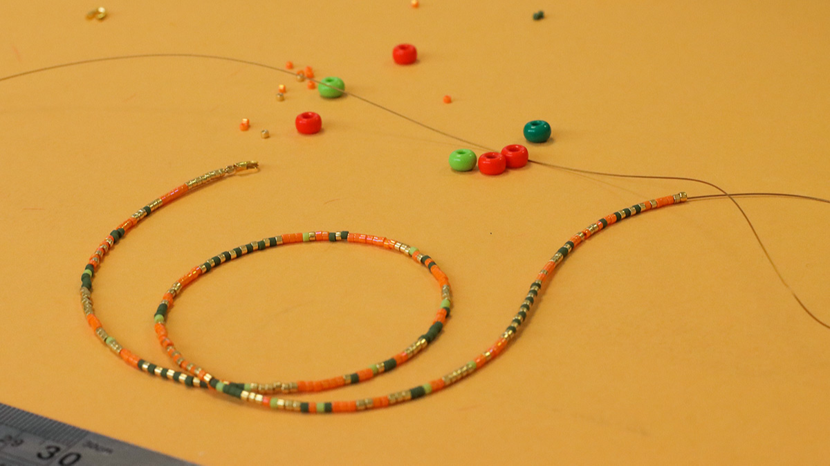 Collar gargantilla con cuentas Delicas de Miyuki y cuentas de cristal de agujero grande y piedras preciosas de imitación : Paso 5