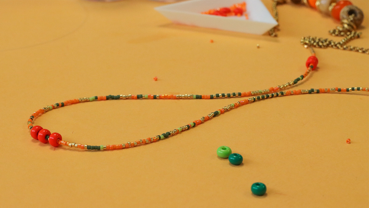 Collar gargantilla con cuentas Delicas de Miyuki y cuentas de cristal de agujero grande y piedras preciosas de imitación : Paso 6