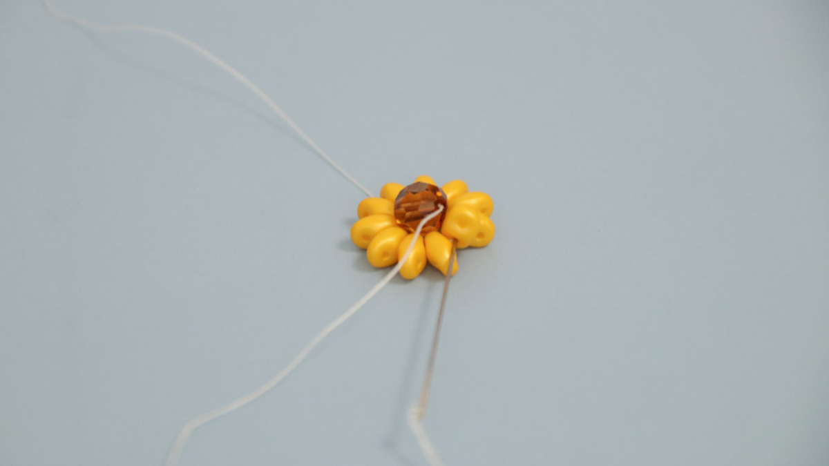 Pendientes girasol con cuentas SuperDuo : Paso 4 Pendientes girasol con cuentas SuperDuo : Paso 4