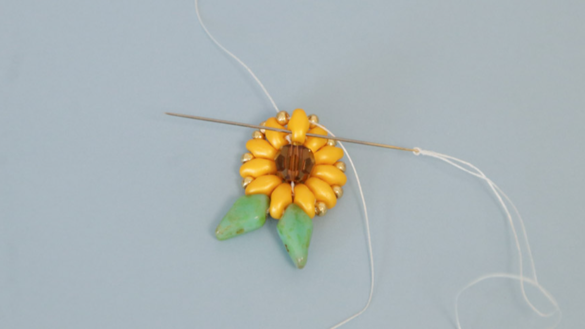 Pendientes girasol con cuentas SuperDuo : Paso 10 Pendientes girasol con cuentas SuperDuo : Paso 10