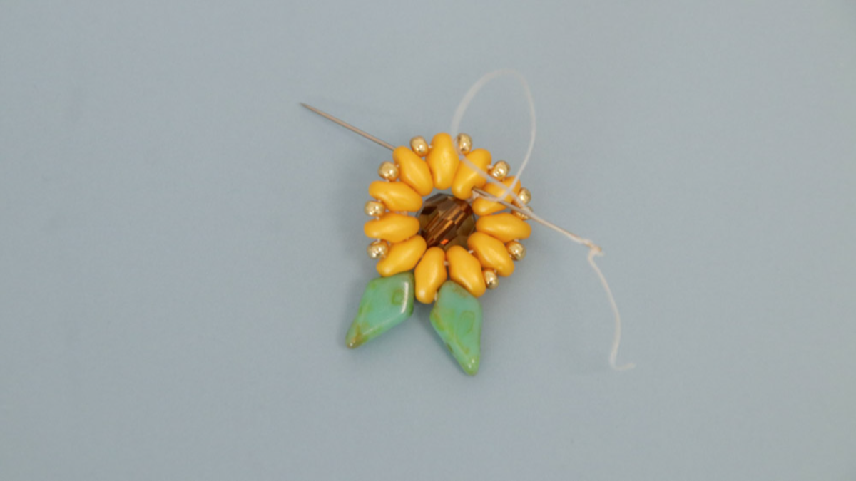 Pendientes girasol con cuentas SuperDuo : Paso 14 Pendientes girasol con cuentas SuperDuo : Paso 14