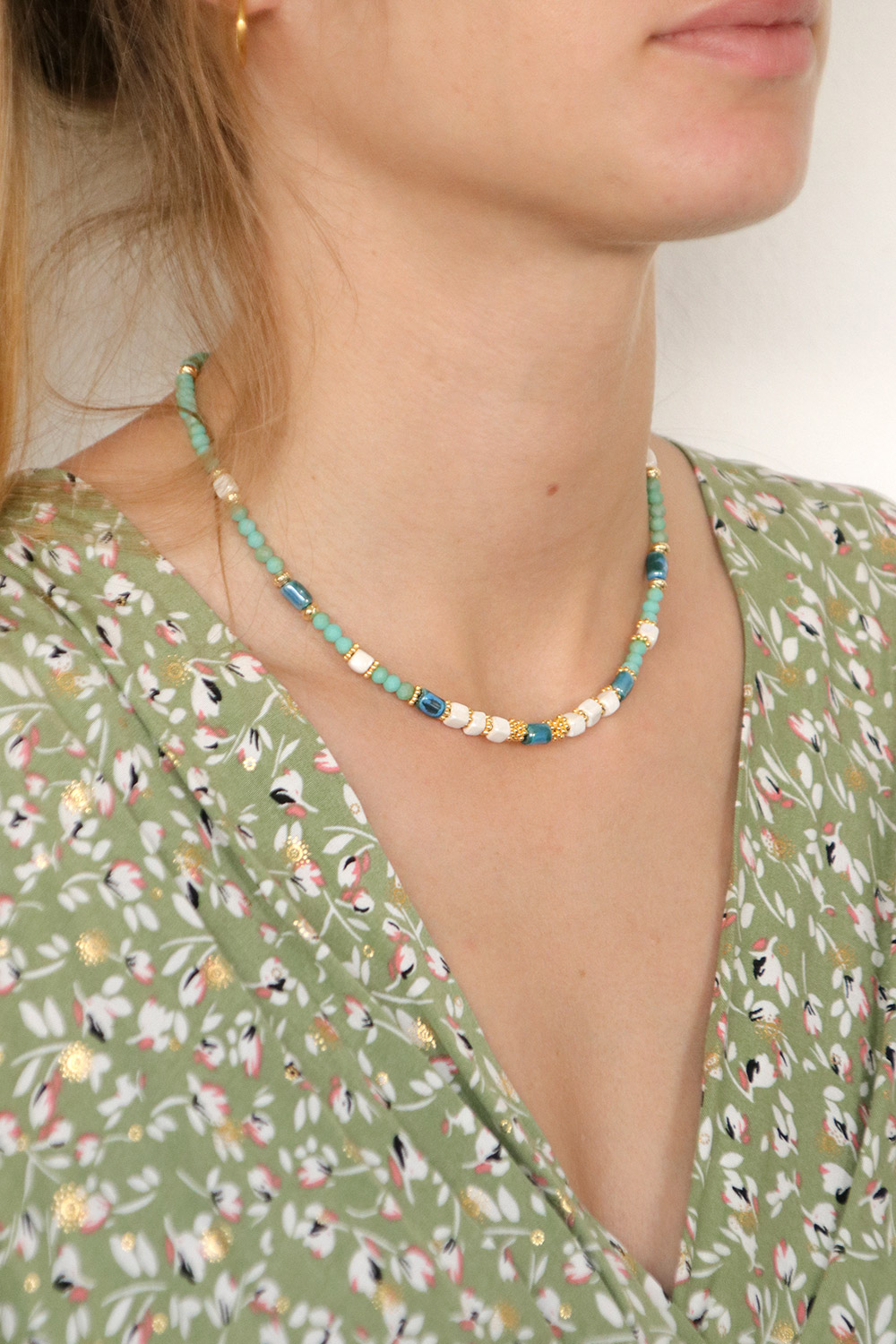 Esquema Collar de cuentas tubulares de cerámica de color turquesa Esquema Collar de cuentas tubulares de cerámica de color turquesa