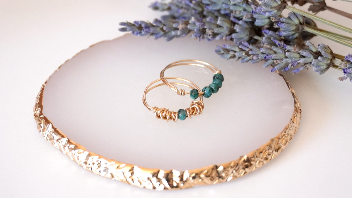 Cree su propio anillo con alambre de oro y piedras preciosas Cree su propio anillo con alambre de oro y piedras preciosas