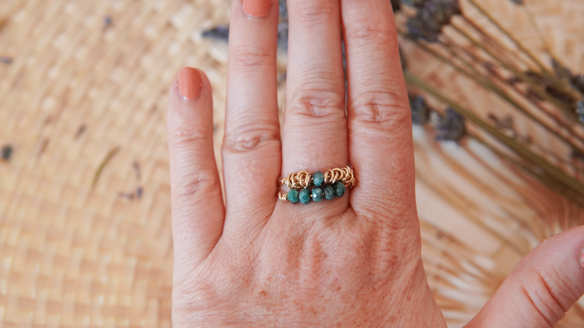 Esquema Cree su propio anillo con alambre de oro y piedras preciosas