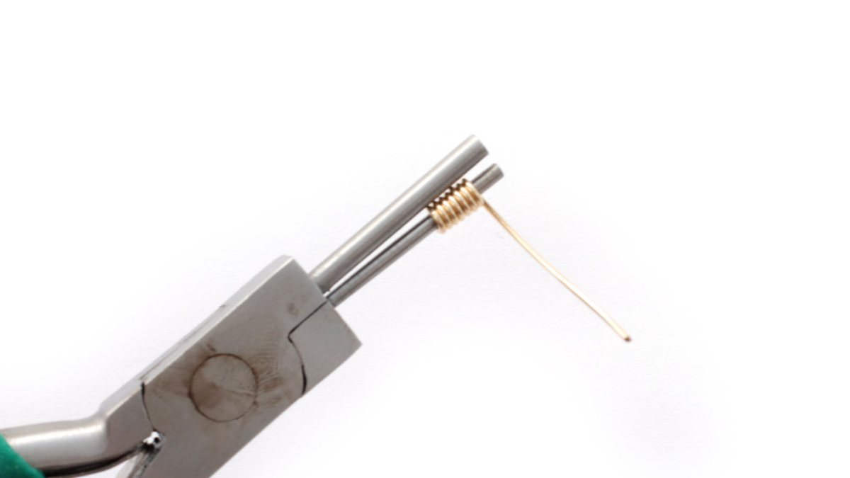 Cree su propio anillo con alambre de oro y piedras preciosas : Paso 2