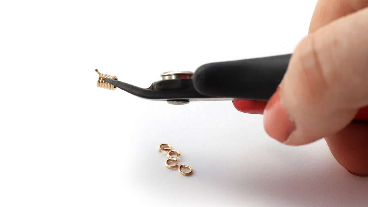 Cree su propio anillo con alambre de oro y piedras preciosas : Paso 3