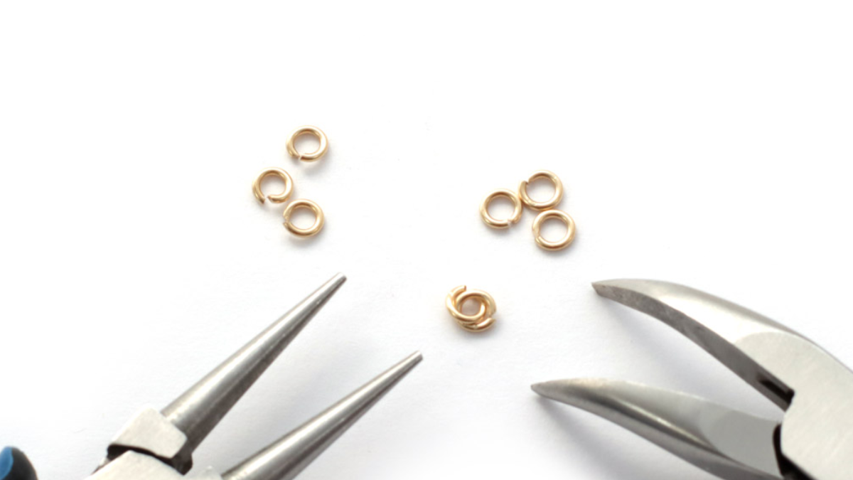 Cree su propio anillo con alambre de oro y piedras preciosas : Paso 4