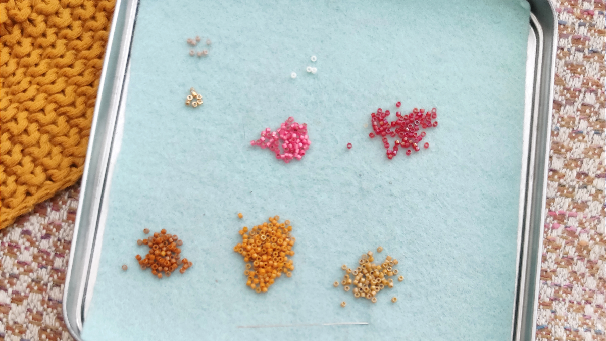 DIY: alfileres para carpetas hechos con cuentas miyuki punto de ladrillo : Paso 1 DIY: alfileres para carpetas hechos con cuentas miyuki punto de ladrillo : Paso 1