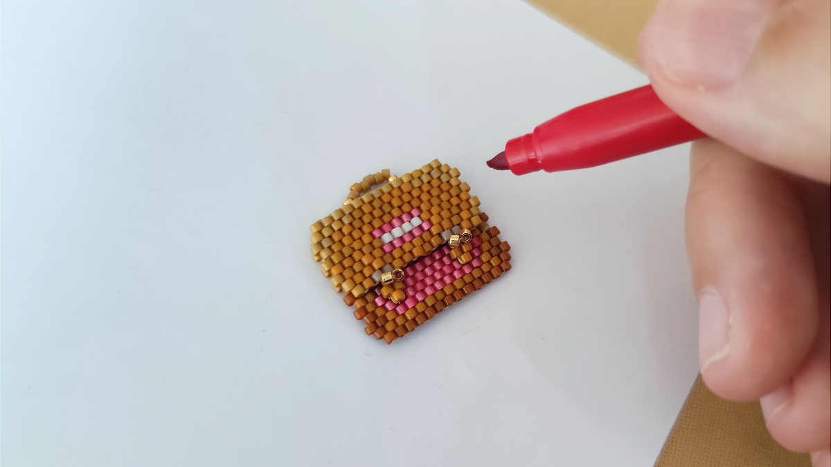 DIY: alfileres para carpetas hechos con cuentas miyuki punto de ladrillo : Paso 7 DIY: alfileres para carpetas hechos con cuentas miyuki punto de ladrillo : Paso 7