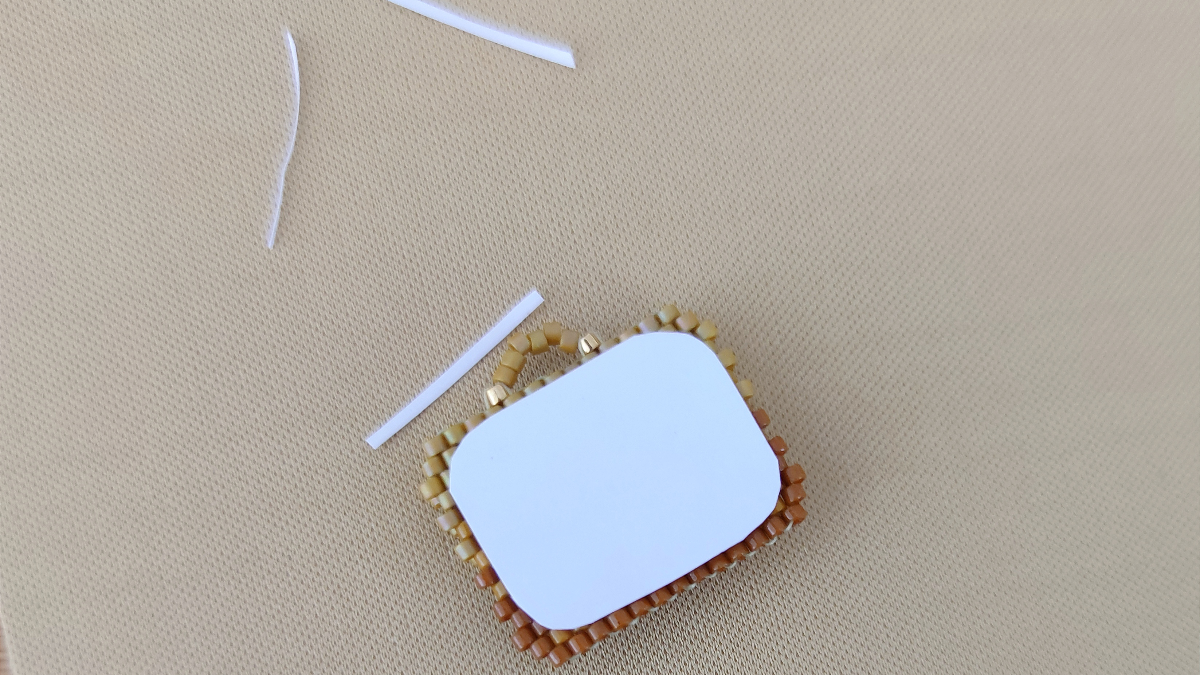 DIY: alfileres para carpetas hechos con cuentas miyuki punto de ladrillo : Paso 8 DIY: alfileres para carpetas hechos con cuentas miyuki punto de ladrillo : Paso 8