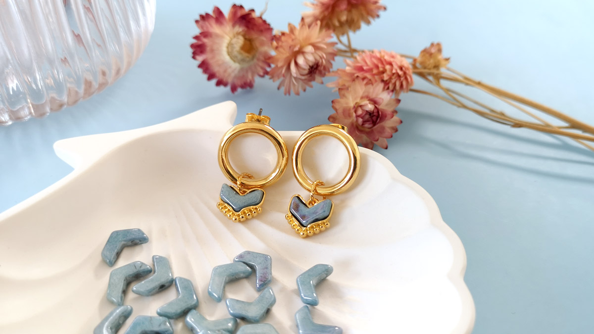 Pendientes circulares de oro con colgante chevron