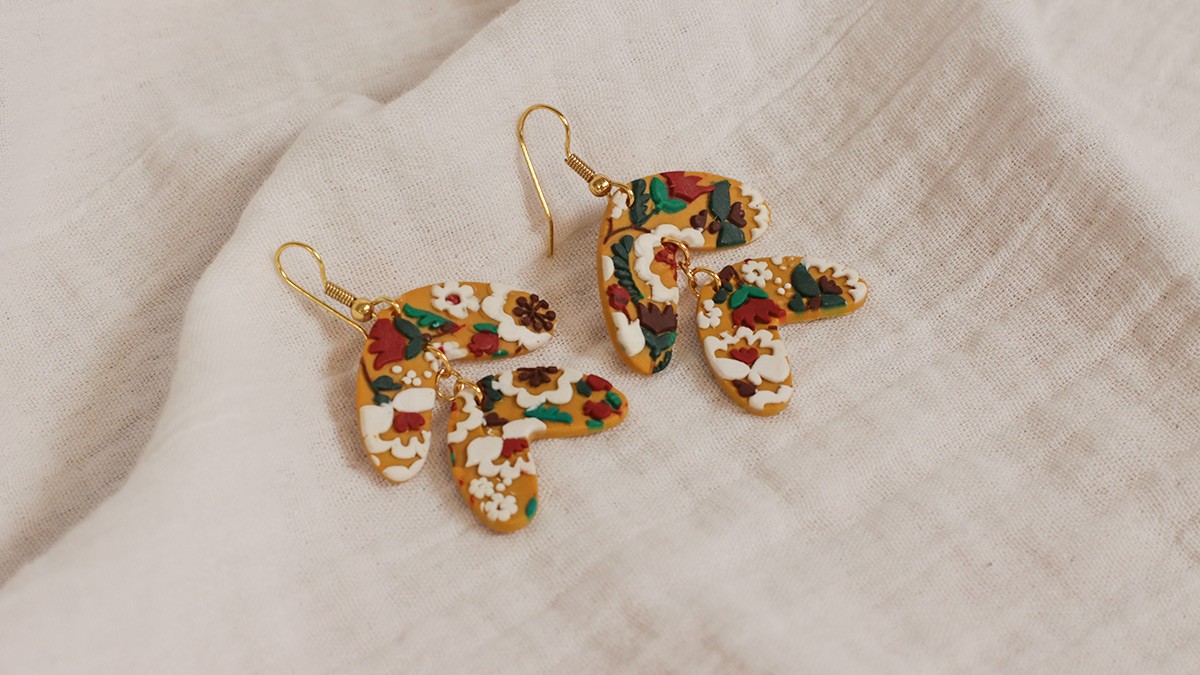 Pendientes de arcilla polimérica textura placa flores
