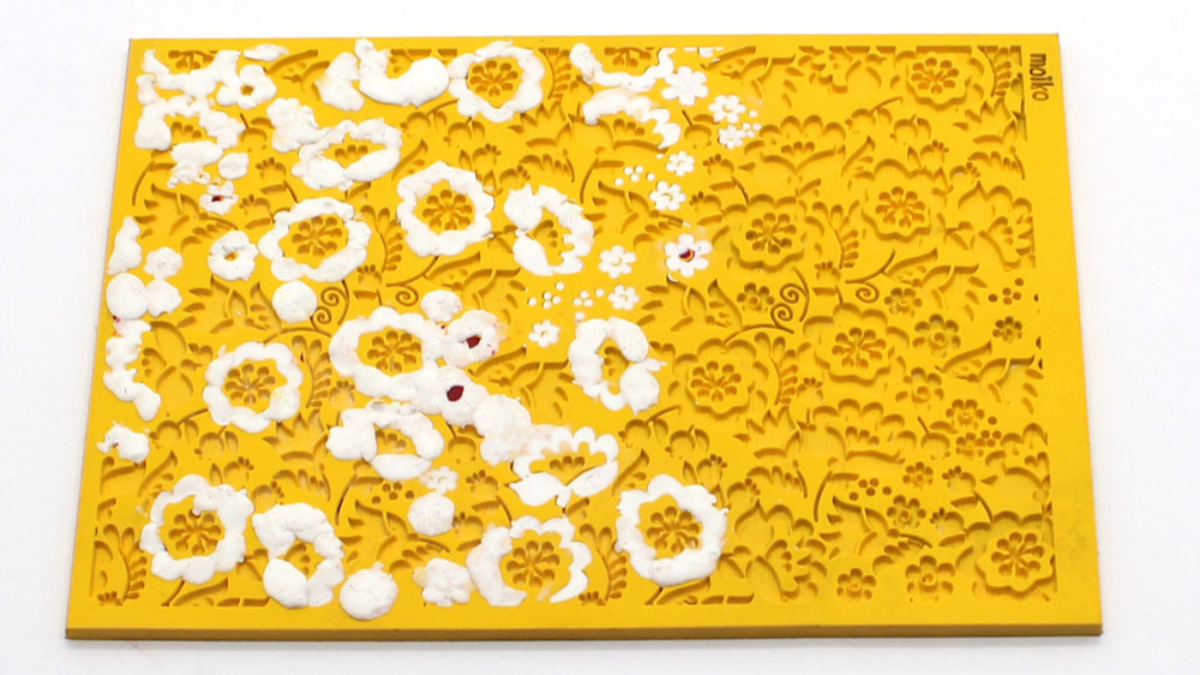 Pendientes de arcilla polimérica textura placa flores : Paso 3 Pendientes de arcilla polimérica textura placa flores : Paso 3