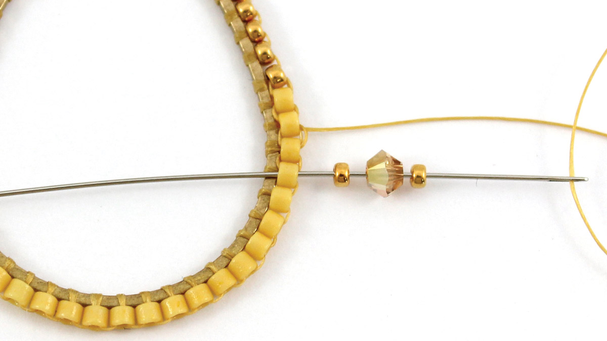 Pendientes de gota de punto de ladrillo con cristales y cuentas de Miyuki : Paso 5 Pendientes de gota de punto de ladrillo con cristales y cuentas de Miyuki : Paso 5