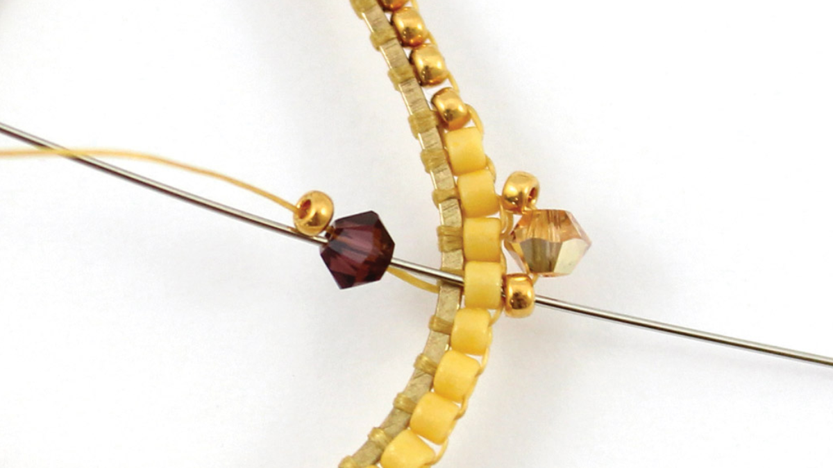 Pendientes de gota de punto de ladrillo con cristales y cuentas de Miyuki : Paso 6 Pendientes de gota de punto de ladrillo con cristales y cuentas de Miyuki : Paso 6