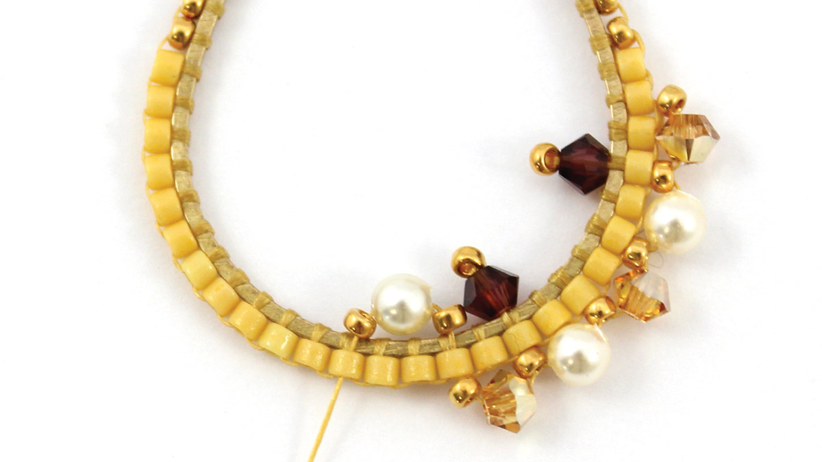 Pendientes de gota de punto de ladrillo con cristales y cuentas de Miyuki : Paso 7 Pendientes de gota de punto de ladrillo con cristales y cuentas de Miyuki : Paso 7