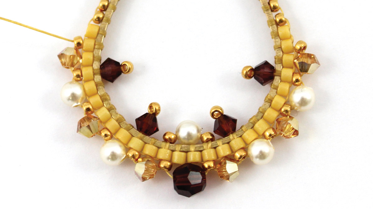 Pendientes de gota de punto de ladrillo con cristales y cuentas de Miyuki : Paso 9 Pendientes de gota de punto de ladrillo con cristales y cuentas de Miyuki : Paso 9