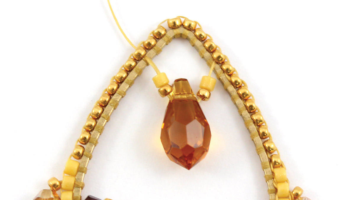 Pendientes de gota de punto de ladrillo con cristales y cuentas de Miyuki : Paso 11 Pendientes de gota de punto de ladrillo con cristales y cuentas de Miyuki : Paso 11