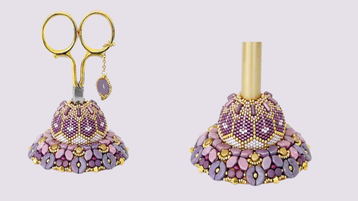 Estuche de tijera con cuentas de vidrio y soporte de madera por Puca Estuche de tijera con cuentas de vidrio y soporte de madera por Puca