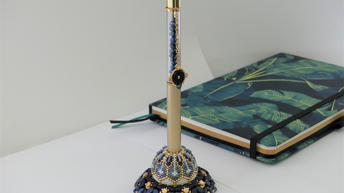 Esquema Estuche de tijera con cuentas de vidrio y soporte de madera por Puca Esquema Estuche de tijera con cuentas de vidrio y soporte de madera por Puca