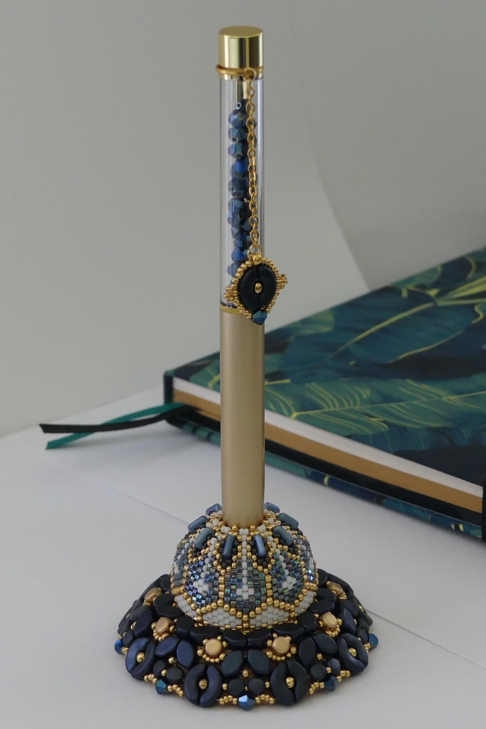 Esquema Estuche de tijera con cuentas de vidrio y soporte de madera por Puca Esquema Estuche de tijera con cuentas de vidrio y soporte de madera por Puca