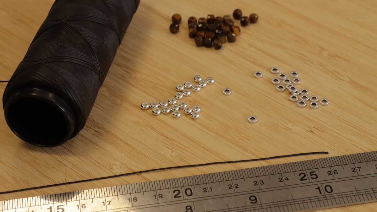 Pulseras de pareja con cuentas de heishi, piedras preciosas y cordón de cierre : Paso 1 Pulseras de pareja con cuentas de heishi, piedras preciosas y cordón de cierre : Paso 1