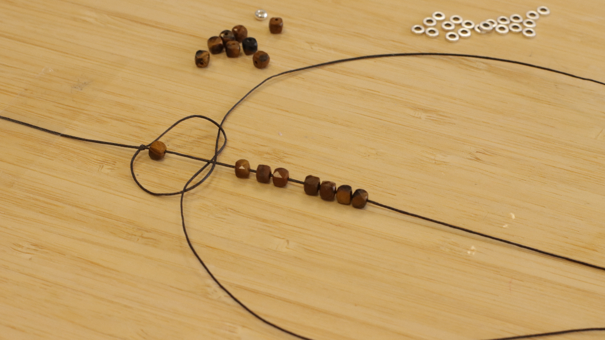 Pulseras de pareja con cuentas de heishi, piedras preciosas y cordón de cierre : Paso 2 Pulseras de pareja con cuentas de heishi, piedras preciosas y cordón de cierre : Paso 2