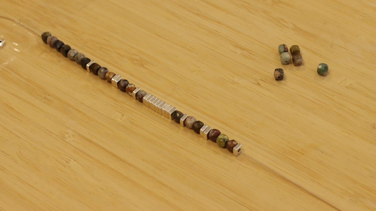 Pulseras de pareja con cuentas de heishi, piedras preciosas y cordón de cierre : Paso 8 Pulseras de pareja con cuentas de heishi, piedras preciosas y cordón de cierre : Paso 8