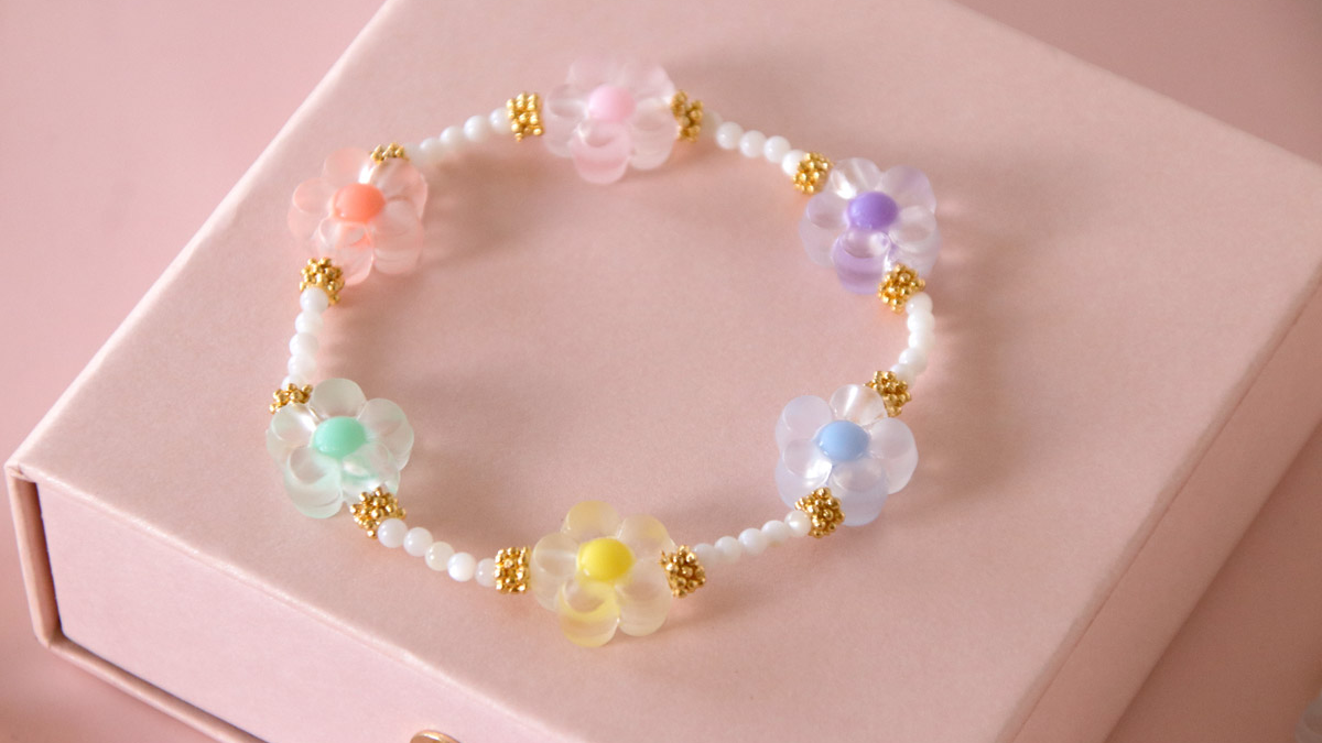 Esquema DIY Pulseras elásticas con flores y perlas Esquema DIY Pulseras elásticas con flores y perlas