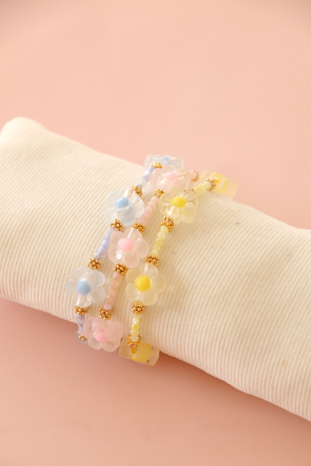 DIY Pulseras elásticas con flores y perlas