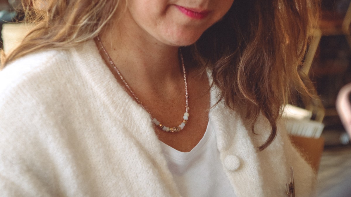 Collar de estilo bohemio con perlas naturales y cuentas doradas