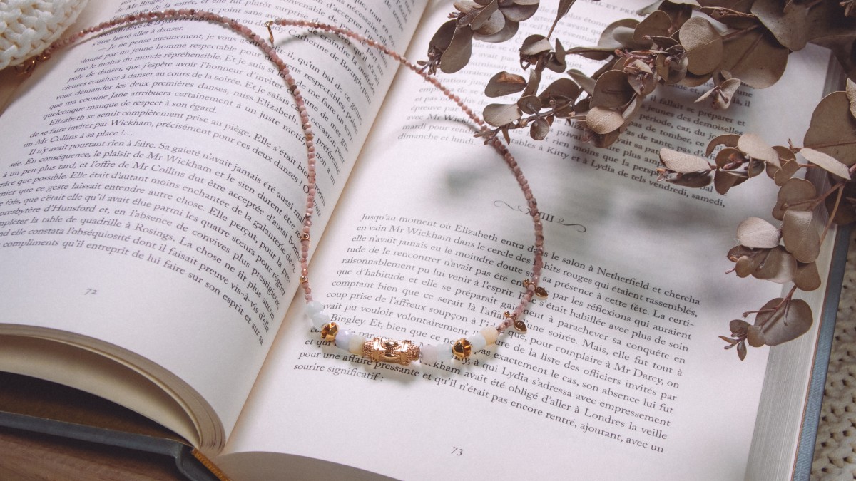 Esquema Collar de estilo bohemio con perlas naturales y cuentas doradas Esquema Collar de estilo bohemio con perlas naturales y cuentas doradas