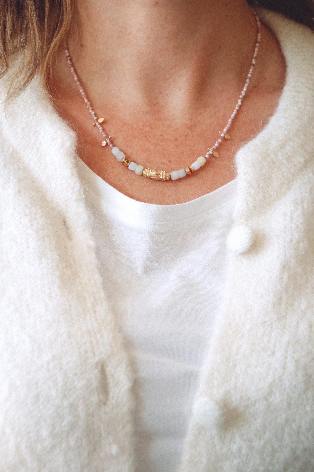 Collar de estilo bohemio con perlas naturales y cuentas doradas