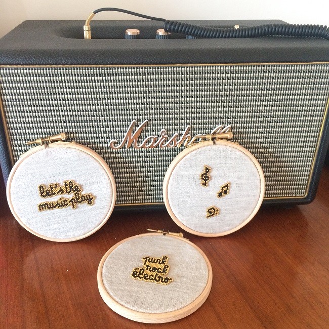 Esquema Tejiendo palabras Miyuki puntada ladrillo tejidas en aro de bordar