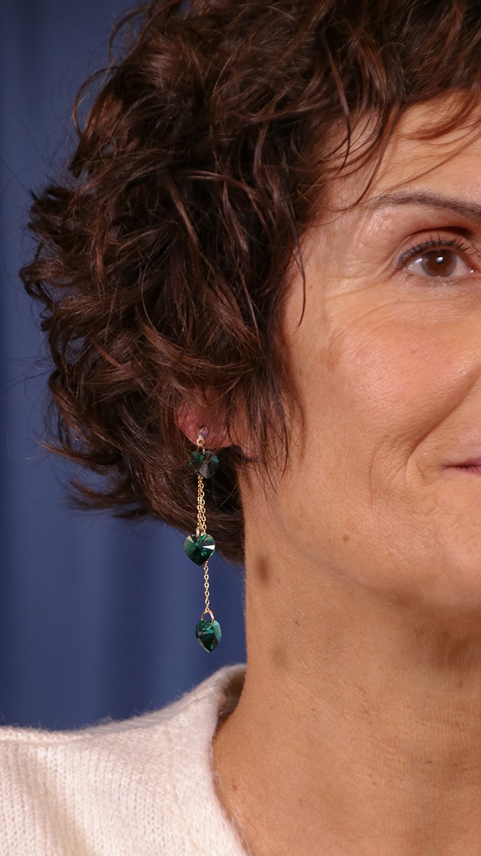 Tutorial de pendientes colgantes con cadenas de oro y corazones de Swarovski