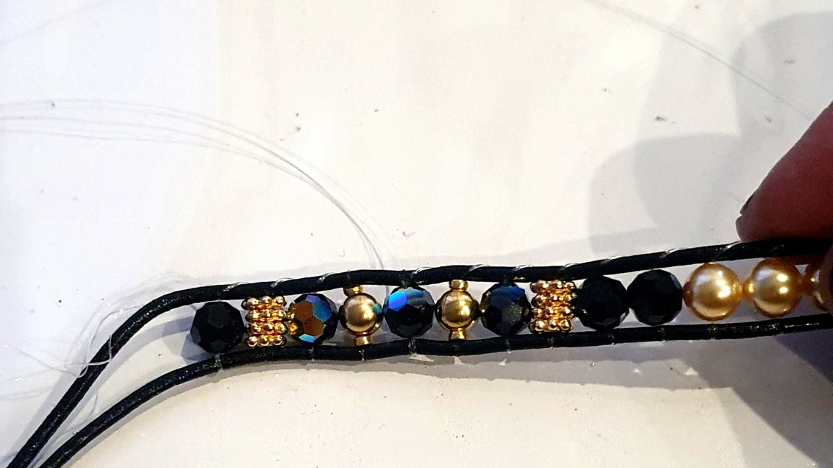 Pulsera de 5 vueltas y macramé con purecristal, miyukis, lazo dorado y separadores : Paso 11 Pulsera de 5 vueltas y macramé con purecristal, miyukis, lazo dorado y separadores : Paso 11