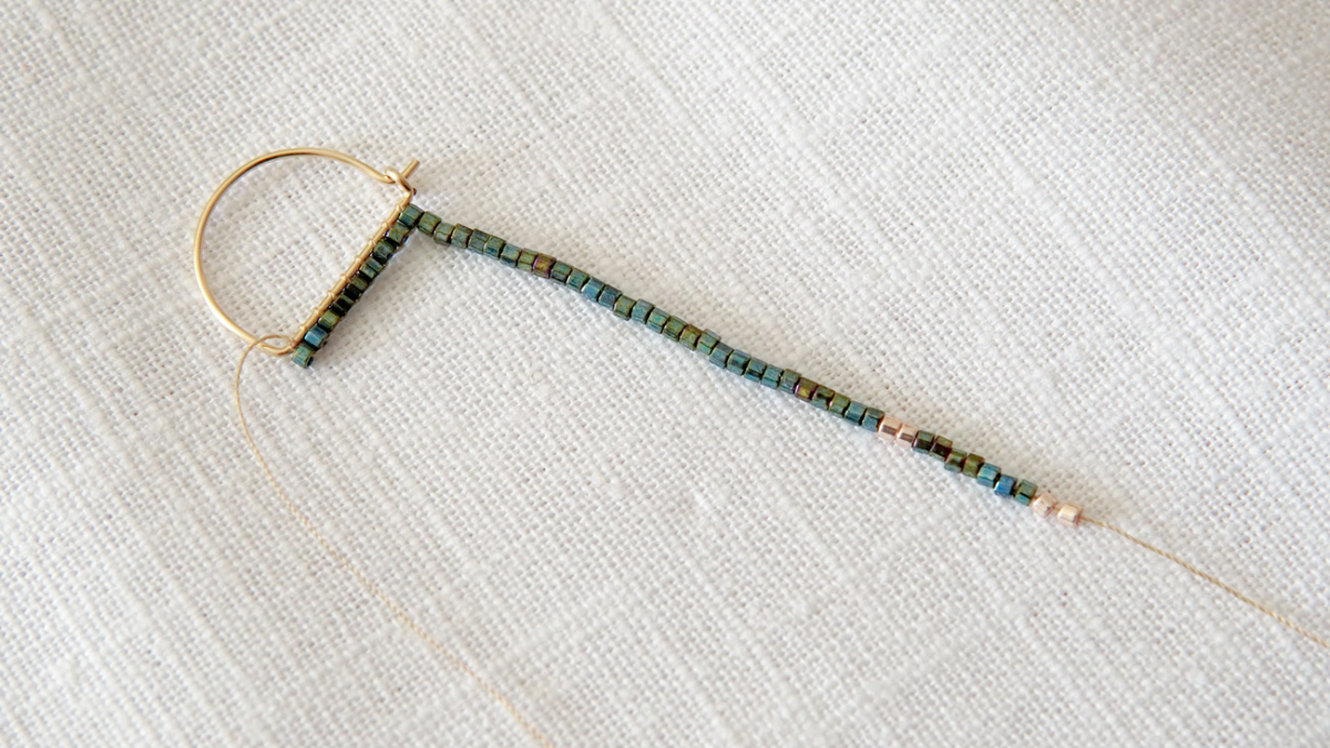 Pendientes de perlas de Miyuki Medias conchas y flecos de cuentas : Paso 4