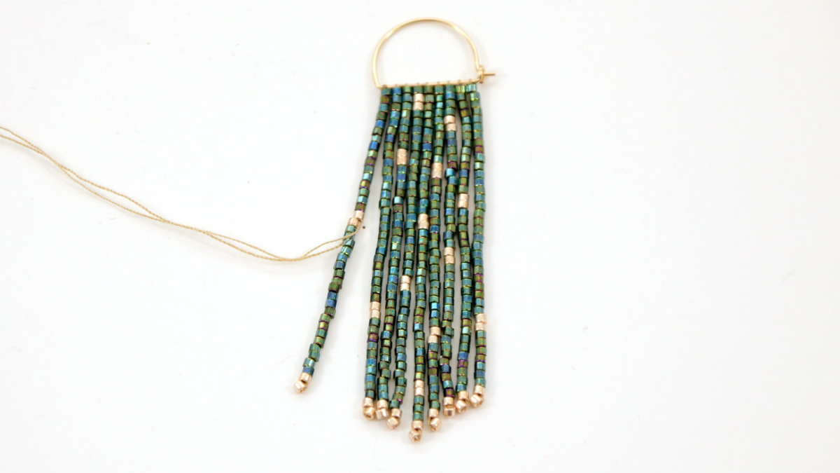 Pendientes de perlas de Miyuki Medias conchas y flecos de cuentas : Paso 7