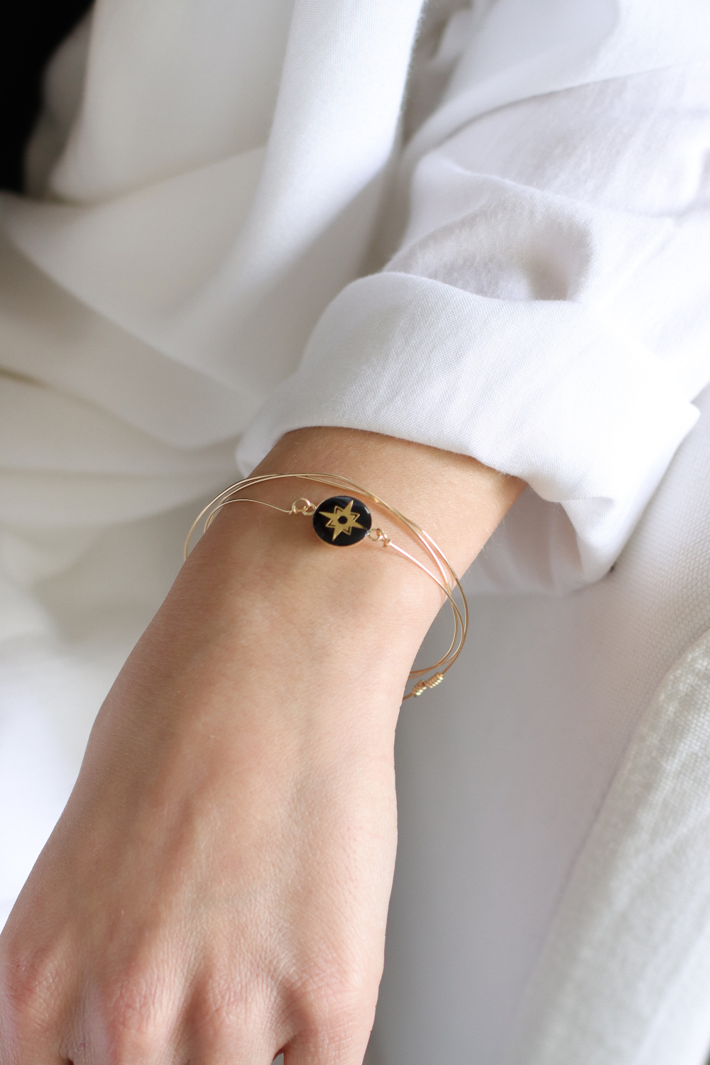 Pulsera Tuto Gold Filled de resina negra opaca