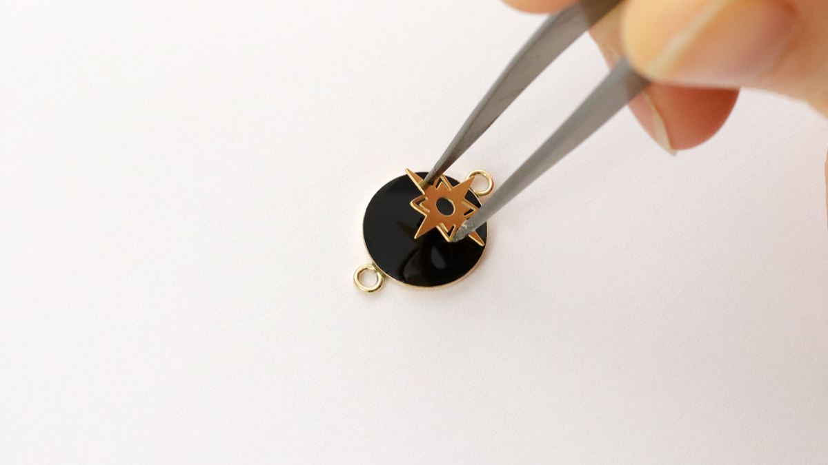 Pulsera Tuto Gold Filled de resina negra opaca : Paso 3