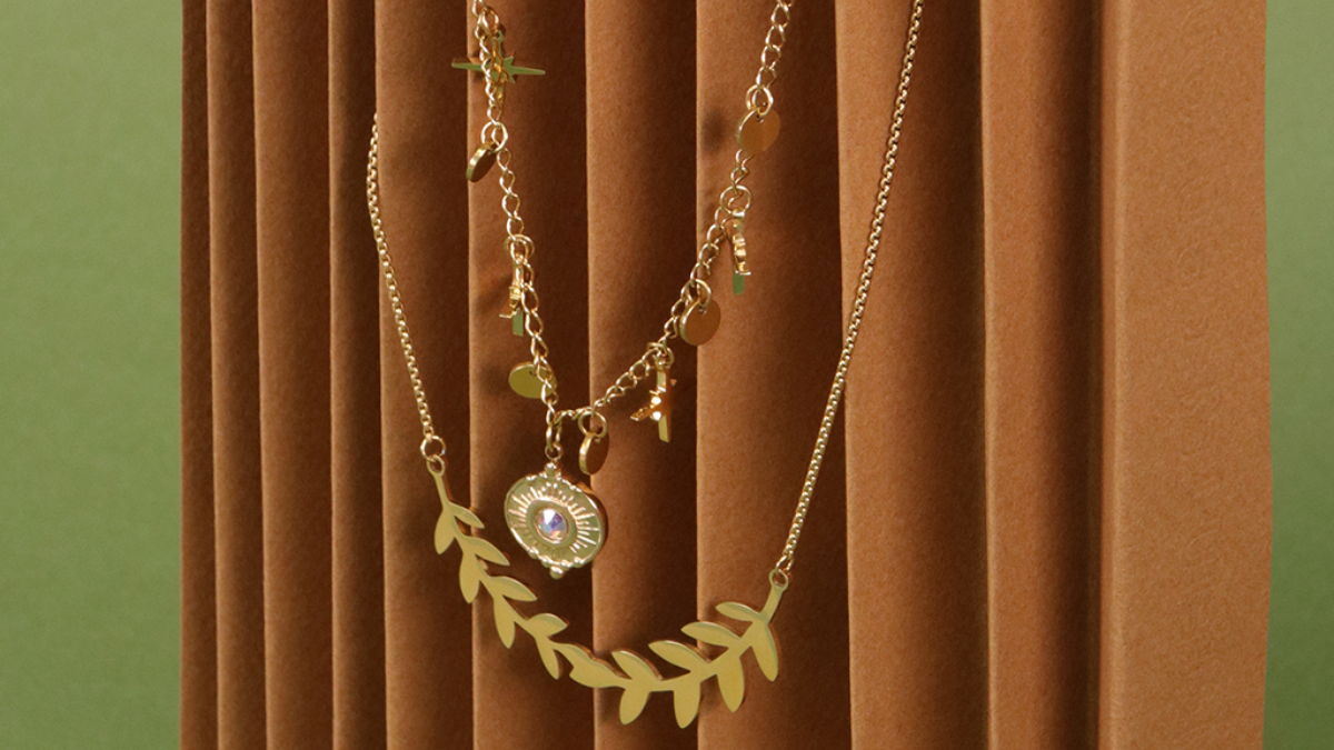 Esquema Dos collares de acero inoxidable con rama de colgante dorada Esquema Dos collares de acero inoxidable con rama de colgante dorada